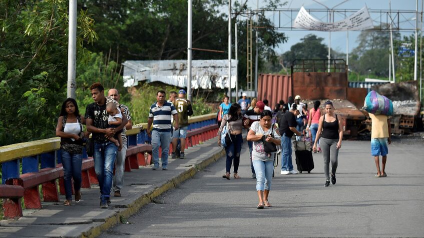 Habilitan paso fronterizo por puente Santander en Ureña