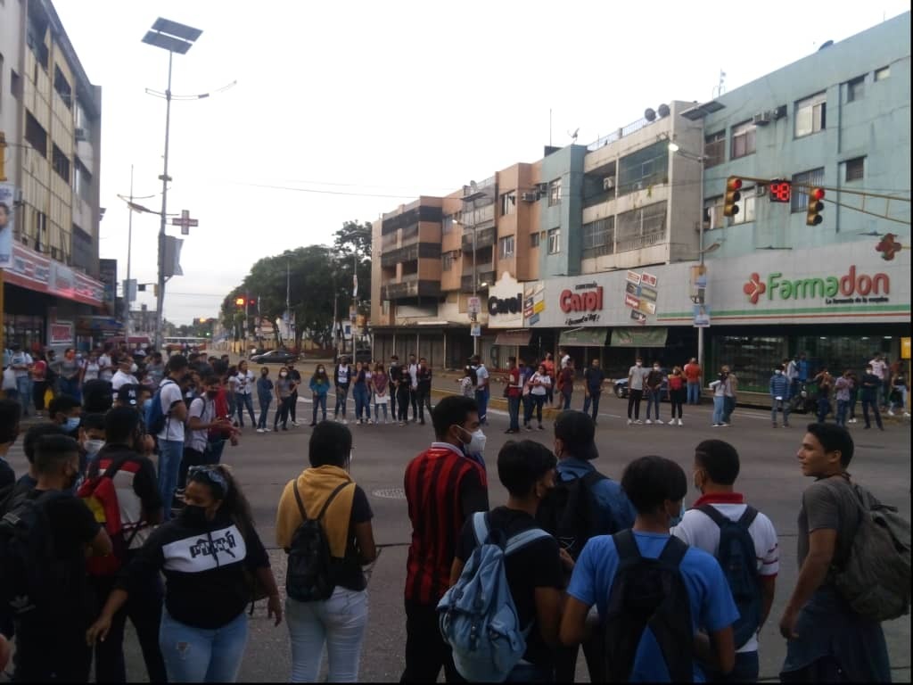 Maturineses protestaron en la avenida Juncal ante la falta de transporte público
