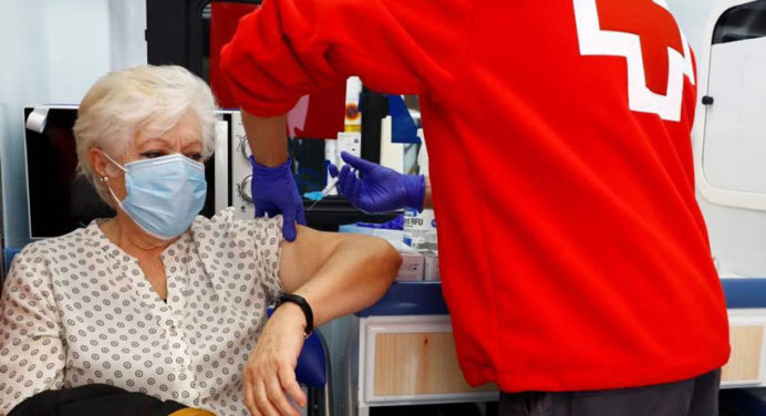 Mayores de 60 años y personal sanitario recibirán tercera dosis anticovid en España