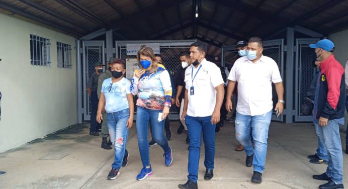 Ministra de Educación Yelitza Santaella llegó a Monagas a ejercer su voto esté 21-N