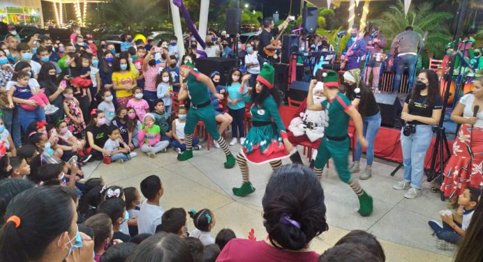 Mira cómo llegó Santa a encender la Navidad en el C.C. Servimas de Maturín (+video)