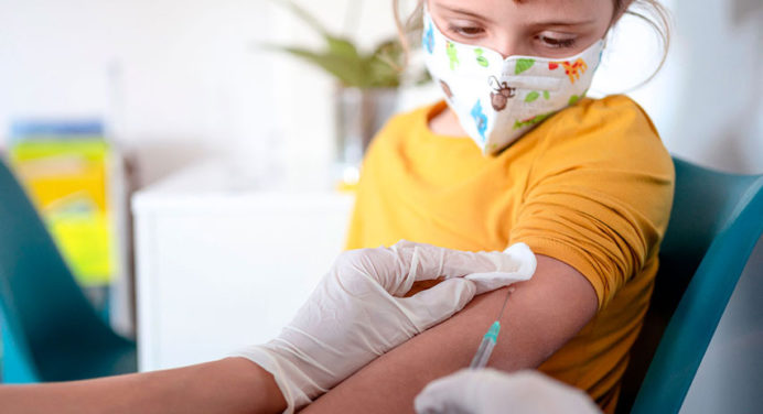 Recomiendan inmunizar a niños desde los 6 años con vacunas chinas