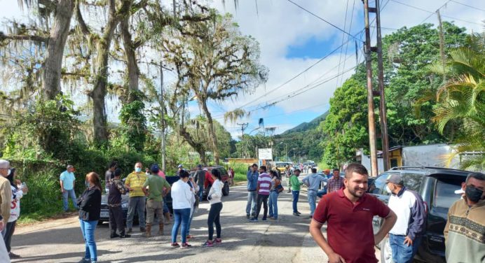 Trancan paso en Caripe porque no quieren vender combustible