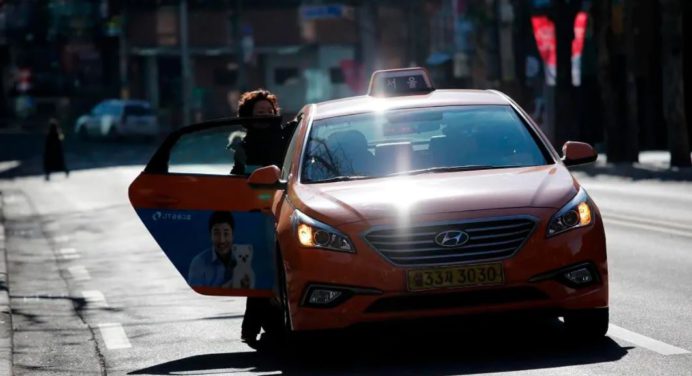 Mujer abandona a una bebé en un taxi en Bolivia