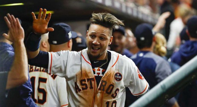 Yuli Gurriel extendió su contrato por un año con Houston