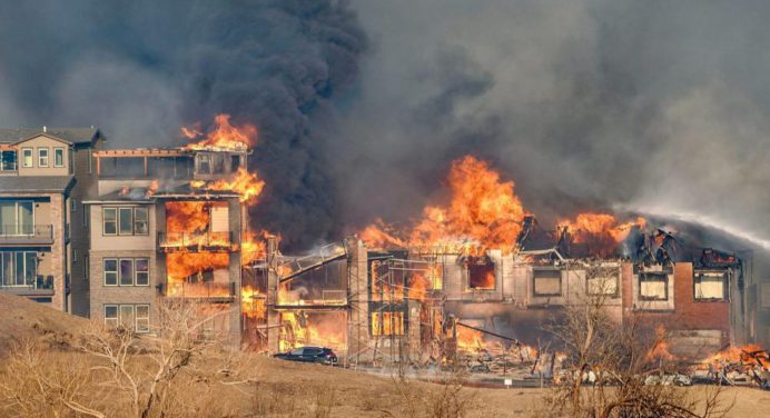 Al menos 30 mil personas fueron evacuadas por incendios en Colorado