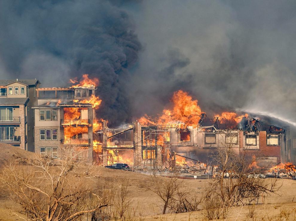 Al menos 30 mil personas fueron evacuadas por incendios en Colorado