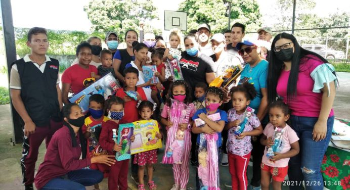 Alcaldesa de Santa Bárbara entregó juguetes en Navidad