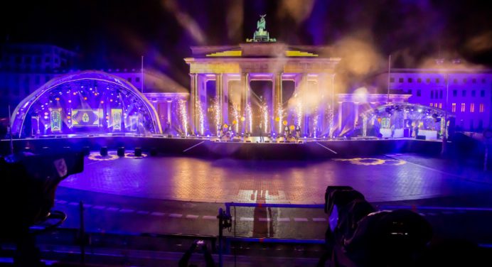 Alemania recibe el 2022 con una Puerta de Brandeburgo sin público