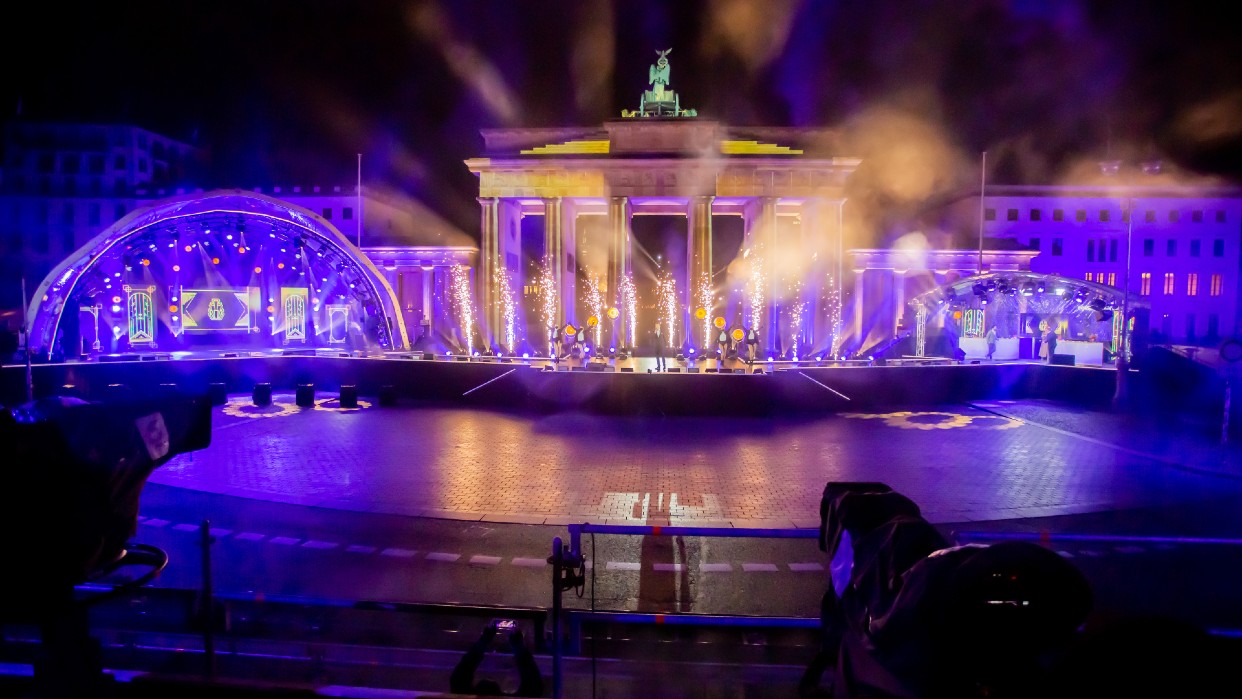 Alemania recibe el 2022 con una Puerta de Brandeburgo sin público