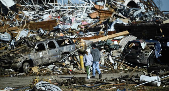 Biden declara el estado de desastre mayor en Kentucky tras mortales tornados en EEUU