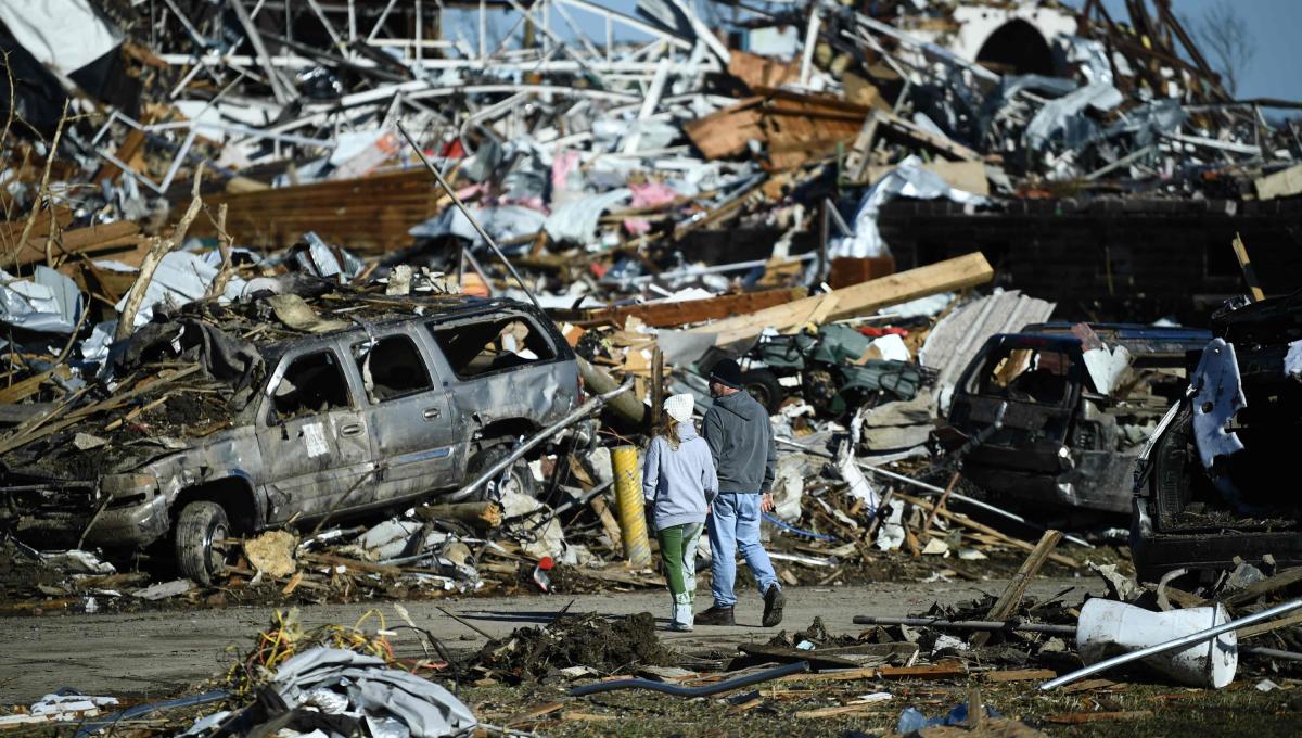 Biden declara el estado de desastre mayor en Kentucky tras mortales tornados en EEUU