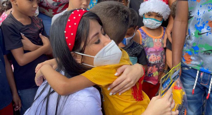 Diputada Duviany Mata lleva alegría a niños de San Simón