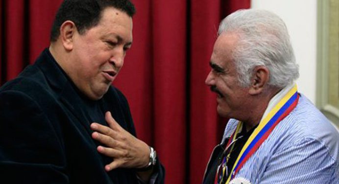 El día en que Hugo Chávez condecoró a Vicente Fernández