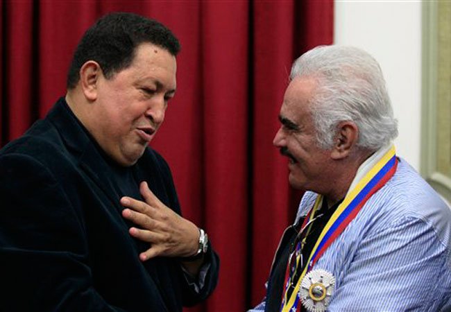 El día en que Hugo Chávez condecoró a Vicente Fernández