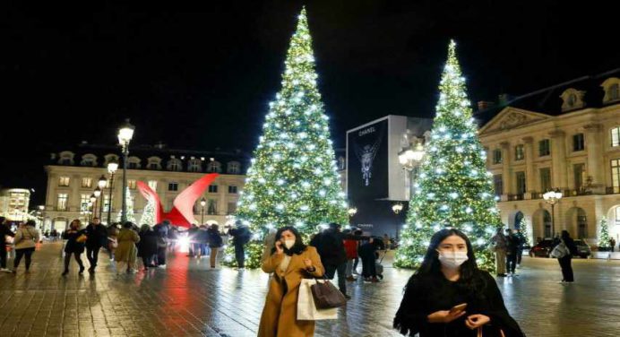 En Francia piden reducir contactos pero no dictan más restricciones por ómicron