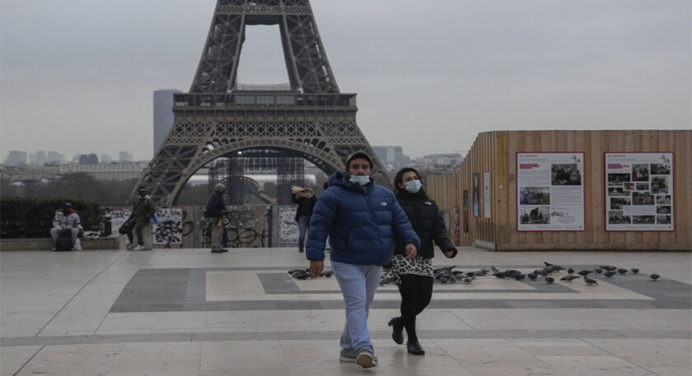 Francia impone uso obligatorio de mascarilla en calles de París