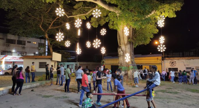 Maturineses manifiestan beneplácito por decoración navideña y zona Wifi