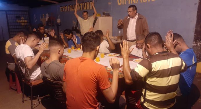 Privados de libertad de Polimaturín compartieron durante una cena navideña