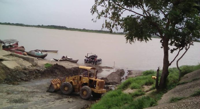 Realizan limpieza de rampa fluvial en Barrancas del Orinoco