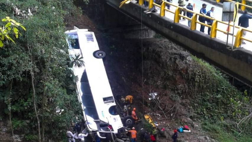 siete muertos y 31 heridos dejo la caida de un autobus al abismo en colombia laverdaddemonagas.com image 2 2 1