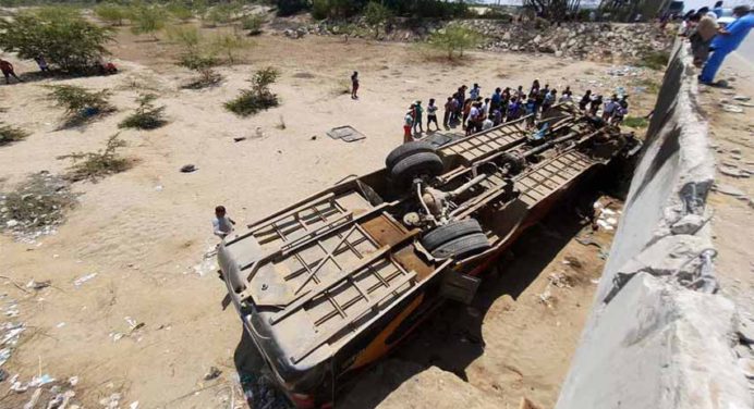 Un muerto y 20 heridos al caer un autobús desde un puente en Perú