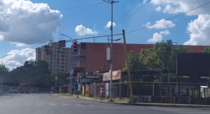 A punto de caerse así se encuentra el semáforo ubicado entre La avenida Juncal con Orinoco