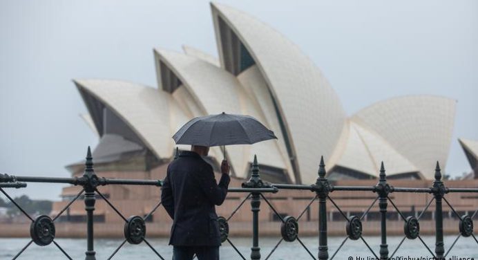 Australia enfrenta cifras récord de Covid-19 por variante Ómicron
