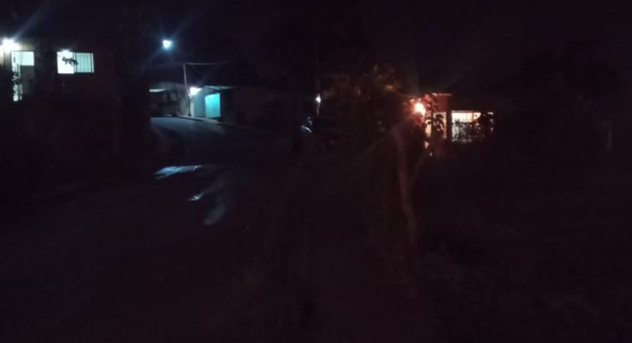 Calles de Alto Guri I como «boca de lobo» por falta de alumbrado público