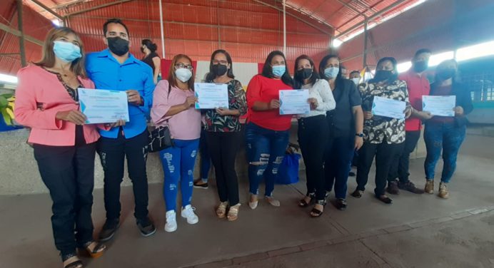 Carmen Tillero y el Concejo Municipal de Santa Bárbara entregan reconocimientos