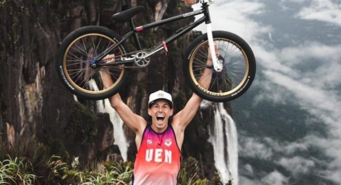 Daniel Dhers subió con su bicicleta a la cima del Salto Ángel