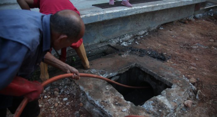 Ejecutan limpieza de alcantarillas de la plaza El Balancín