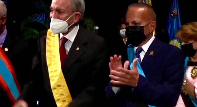 Es viral || Imágenes de Gilberto Correa recibiendo la Orden Relámpago del Catatumbo en el Zulia