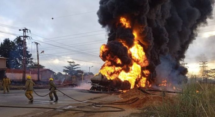 Gandola de gasoil volcada se incendió en la carretera La Raiza