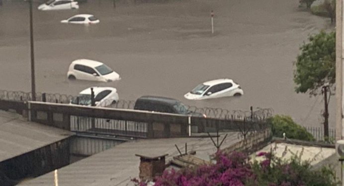 Intensas lluvias dejan inundaciones en Montevideo