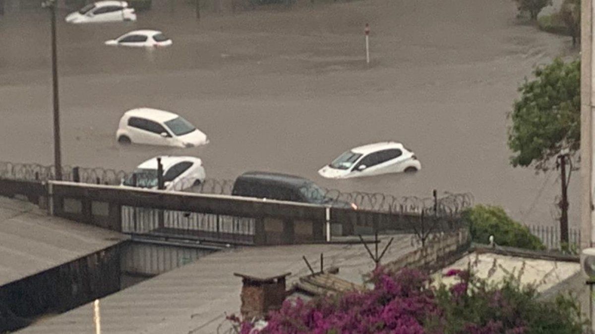 Intensas lluvias dejan inundaciones en Montevideo
