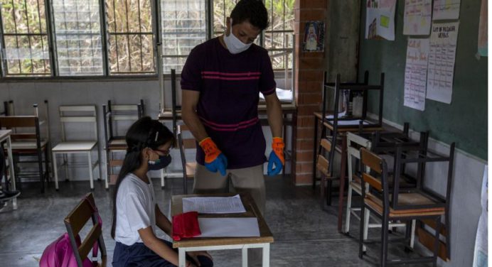 Maduro: Nos preparamos para el reinicio de clases este lunes