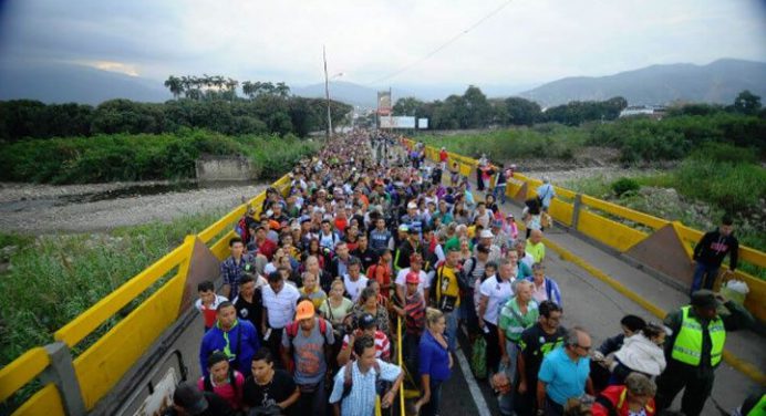 Migrantes venezolanos varados por falta de emisión de carnets fronterizos