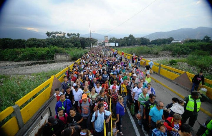 Migrantes venezolanos varados por falta de emisión de carnets fronterizos