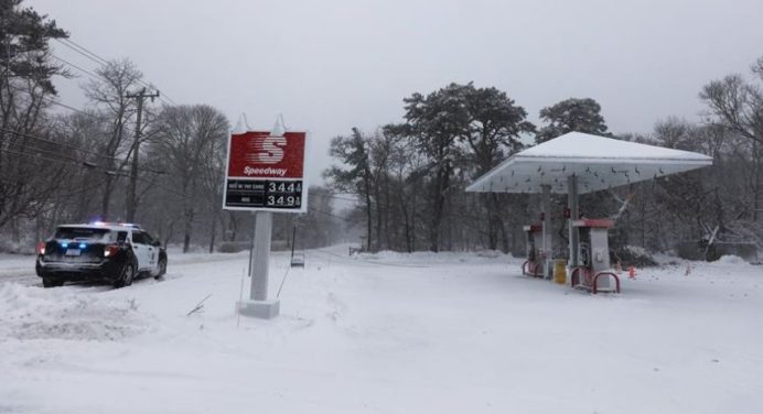 Miles de vuelos cancelados por la tormenta de nieve que azota el noreste de EE.UU.