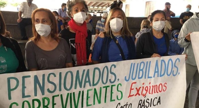 Pensionados exigen mejoras salariales en la plaza de La Moneda en Caracas