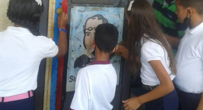 Pequeños artistas realizan murales creativos en escuelas y liceos