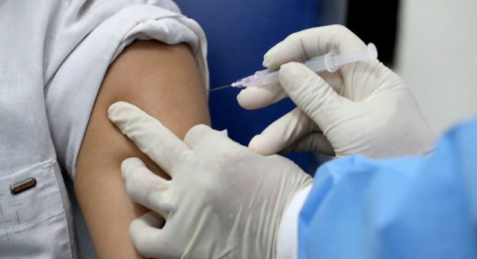 Población de riesgo recibirá cuarta dosis anticovid en Chile