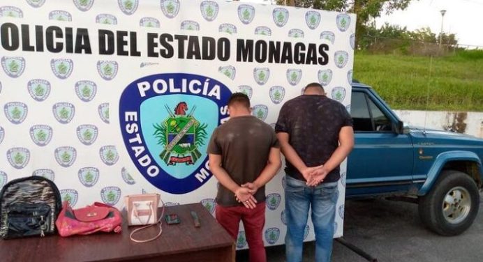Robaron con cuchillo en mano y fueron capturados en Los Pinos