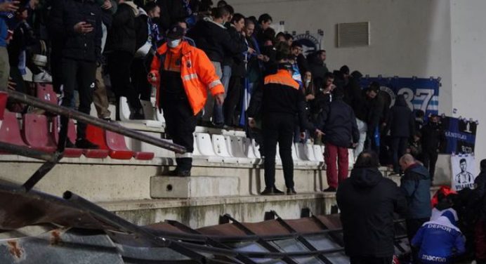 ¡Terrible! Hinchas celebraban un gol y se cayeron de la grada (+Video)