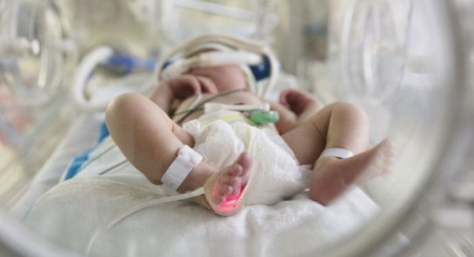 Un bebé de tres semanas murió por covid-19