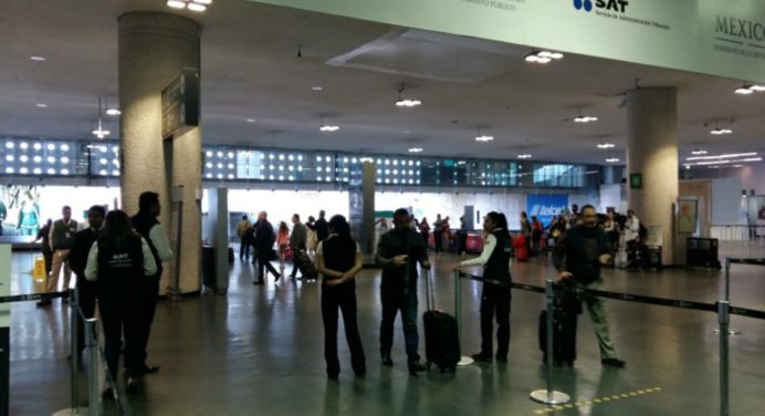 Venezolanos denuncian que aerolíneas no les permiten abordar vuelos a México