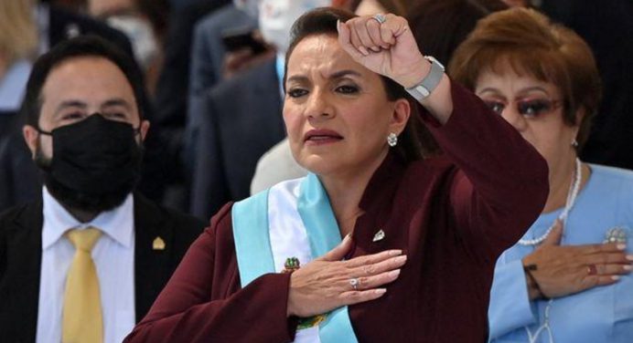 Xiomara Castro juró como la primera mujer presidenta de Honduras