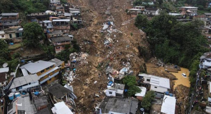 80 muertos dejan fuertes lluvias en Brasil
