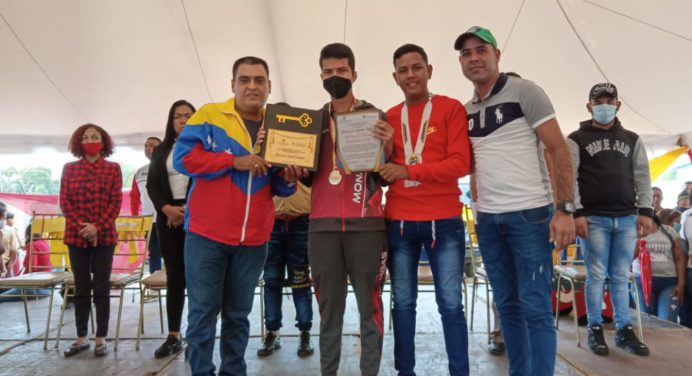 Alcalde Carlos Requena otorgó llave de la ciudad a deportista Ricardo Vívenes